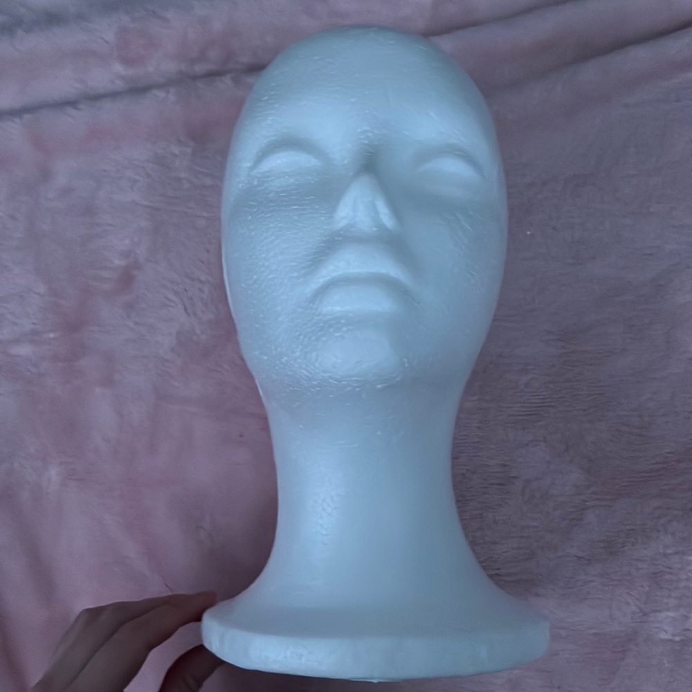 white manikin head